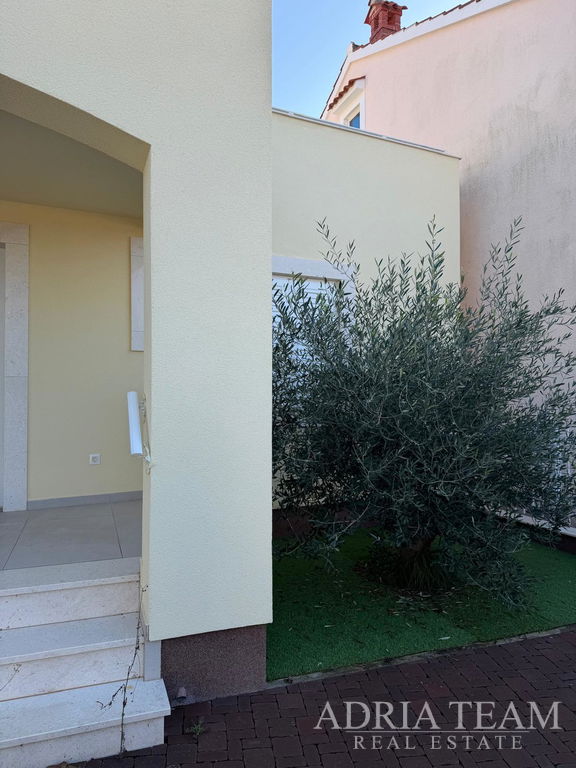 ATRAKTÍVNY DOM S BAZÉNOM 70M OD MORA – PETRČANE