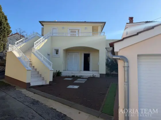 ATRAKTÍVNY DOM S BAZÉNOM 70M OD MORA – PETRČANE nehnuteľnosť na predaj