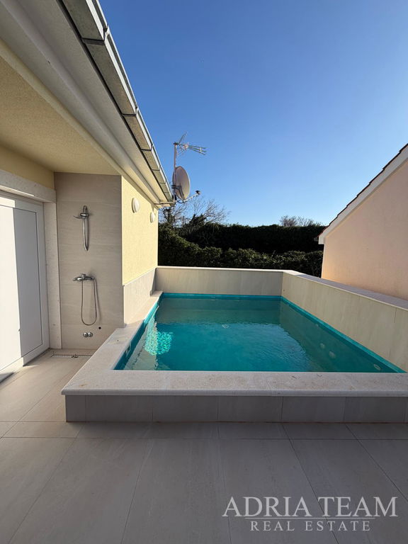 ATRAKTÍVNY DOM S BAZÉNOM 70M OD MORA – PETRČANE