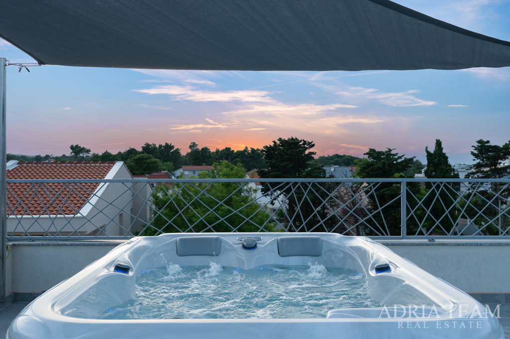 EXKLUZÍVNY APARTMÁN SO STREŠNOU TERASOU A JACUZZI - VIR
