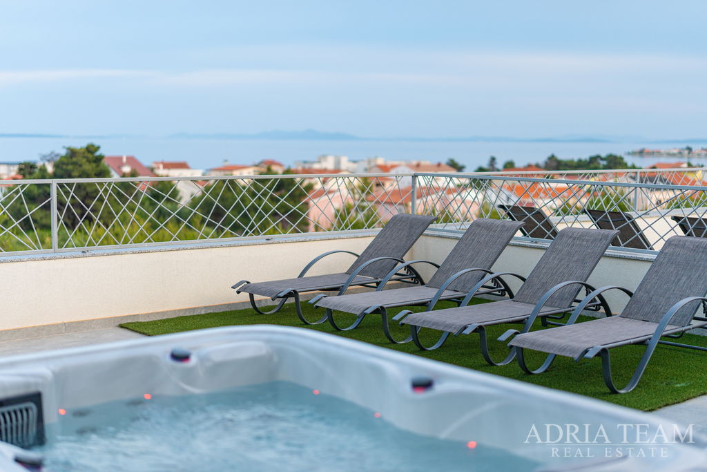 ZARIADENÝ APARTMÁN SO STREŠNOU TERASOU  - VIR