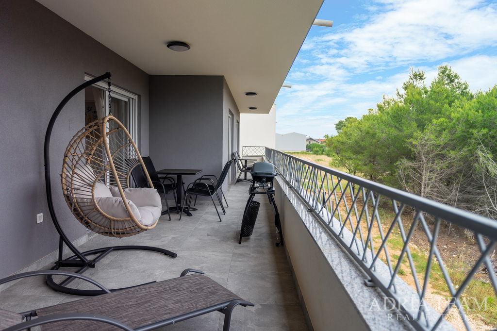 ZARIADENÝ APARTMÁN SO STREŠNOU TERASOU  - VIR