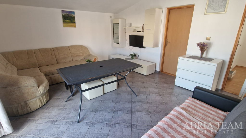 DOM S TROJICOU BYTOVÝCH JEDNOTIEK, 200m OD MORA – VIR