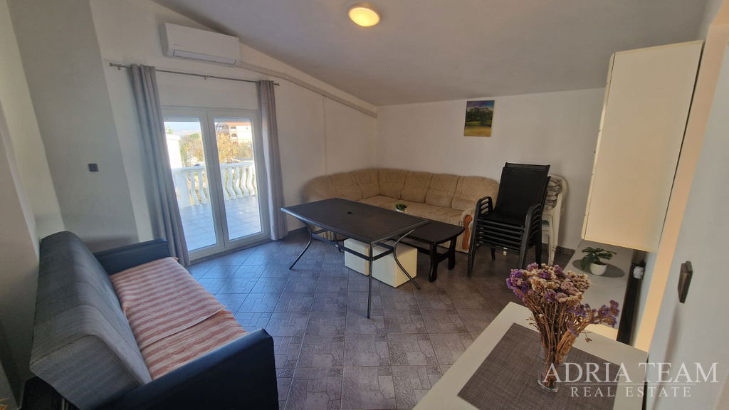 DOM S TROJICOU BYTOVÝCH JEDNOTIEK, 200m OD MORA – VIR