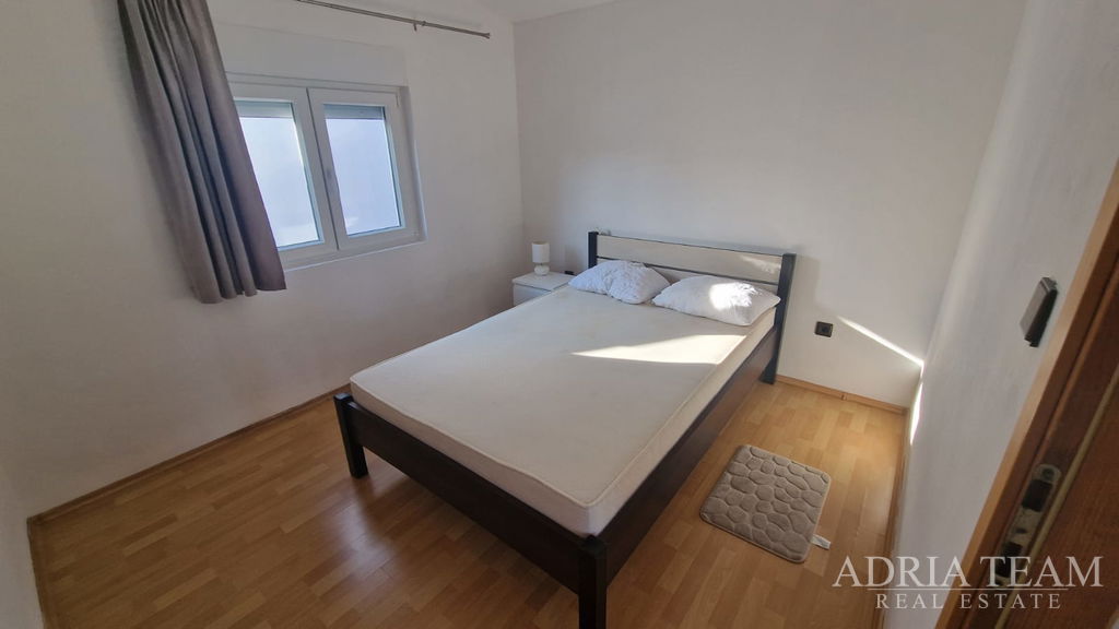 DOM S TROJICOU BYTOVÝCH JEDNOTIEK, 200m OD MORA – VIR