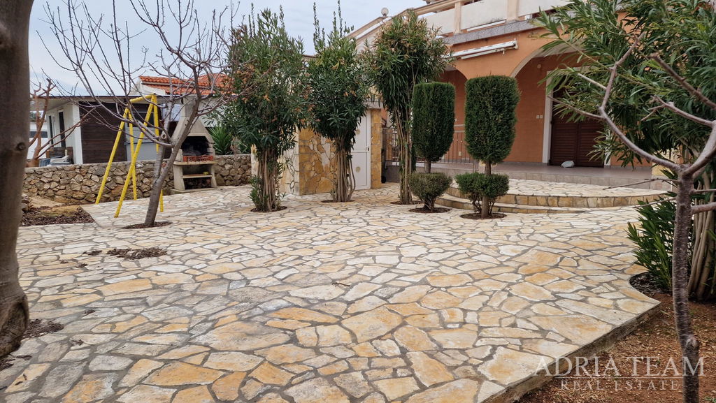 SAMOSTATNE STOJACI DOM S DVOMA APARTMÁNMI – VIR, ZADAR