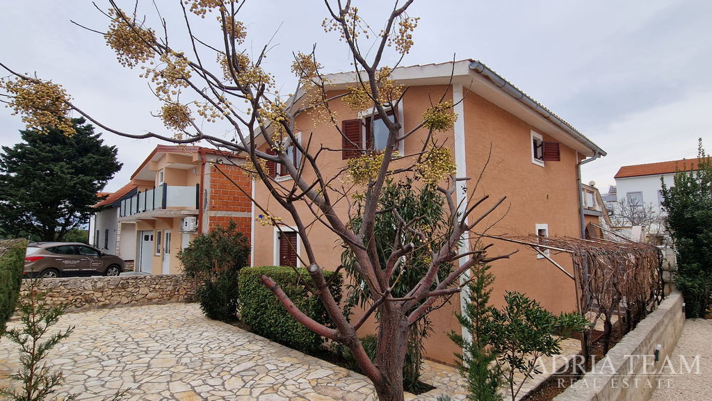 SAMOSTATNE STOJACI DOM S DVOMA APARTMÁNMI – VIR, ZADAR