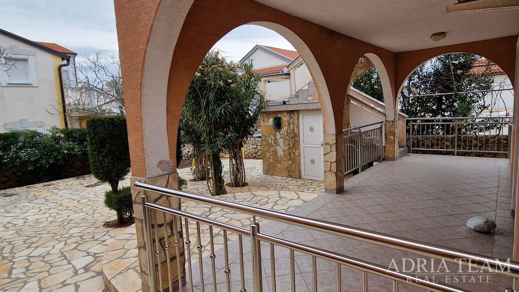 SAMOSTATNE STOJACI DOM S DVOMA APARTMÁNMI – VIR, ZADAR