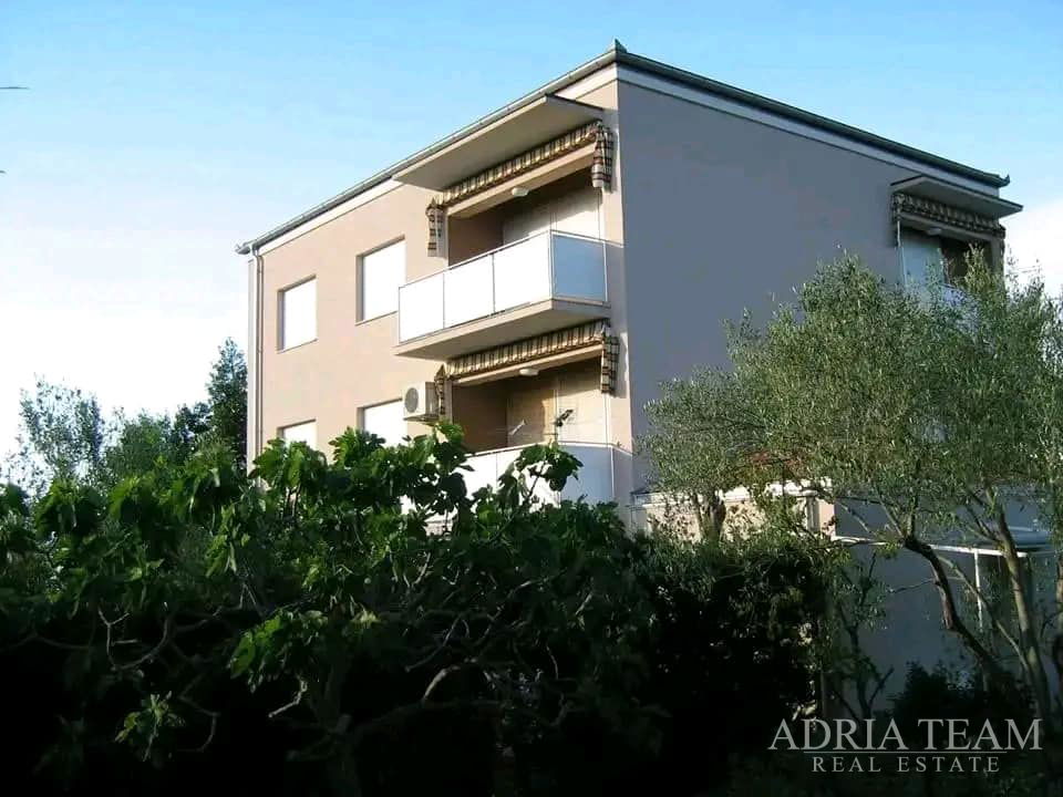 PEKNÝ JEDNOIZBOVÝ APARTMÁN SO ZÁHRADOU – LUKORAN, OSTROV UGLJAN