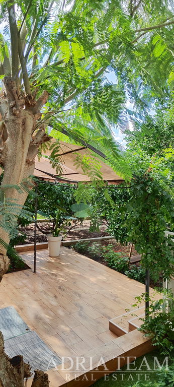 PEKNÝ JEDNOIZBOVÝ APARTMÁN SO ZÁHRADOU – LUKORAN, OSTROV UGLJAN