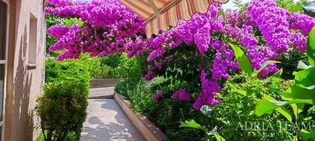 PEKNÝ JEDNOIZBOVÝ APARTMÁN SO ZÁHRADOU – LUKORAN, OSTROV UGLJAN