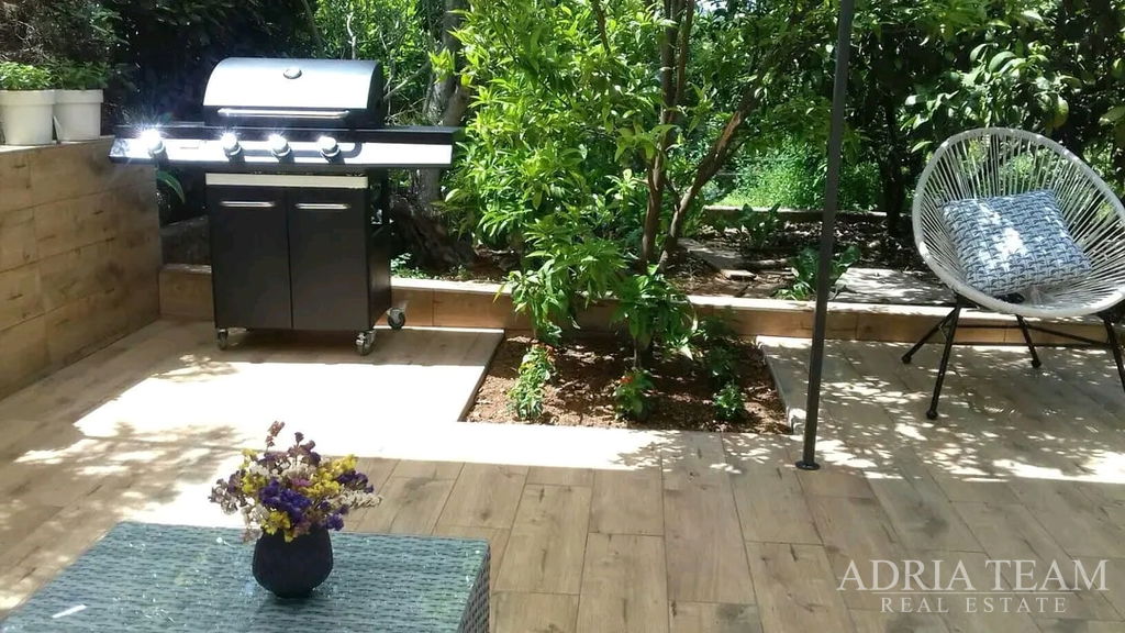 PEKNÝ JEDNOIZBOVÝ APARTMÁN SO ZÁHRADOU – LUKORAN, OSTROV UGLJAN