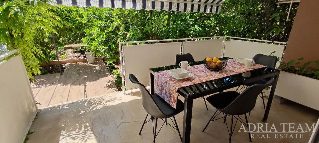 PEKNÝ JEDNOIZBOVÝ APARTMÁN SO ZÁHRADOU – LUKORAN, OSTROV UGLJAN