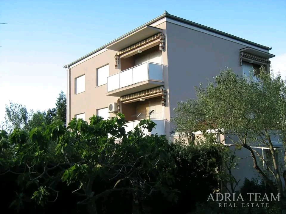 MODERNÝ DVOJIZBOVÝ APARTMÁN SO ZÁHRADOU A GARÁŽOU – LUKORAN, OSTROV UGLJAN