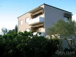 MODERNÝ DVOJIZBOVÝ APARTMÁN SO ZÁHRADOU A GARÁŽOU – LUKORAN, OSTROV UGLJAN nehnuteľnosť na predaj