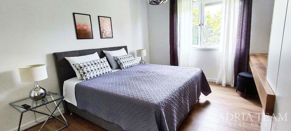 MODERNÝ DVOJIZBOVÝ APARTMÁN SO ZÁHRADOU A GARÁŽOU – LUKORAN, OSTROV UGLJAN