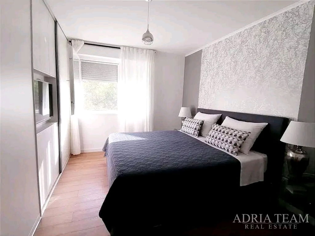 MODERNÝ DVOJIZBOVÝ APARTMÁN SO ZÁHRADOU A GARÁŽOU – LUKORAN, OSTROV UGLJAN