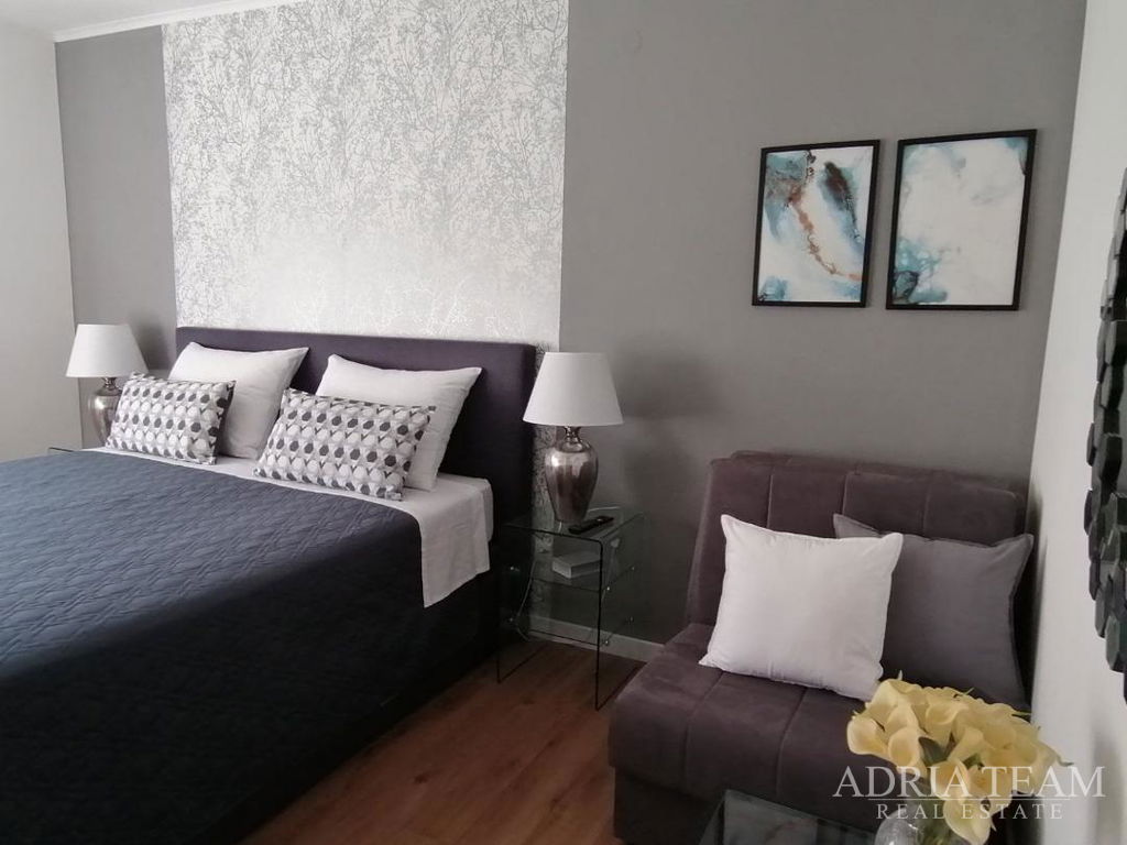 MODERNÝ DVOJIZBOVÝ APARTMÁN SO ZÁHRADOU A GARÁŽOU – LUKORAN, OSTROV UGLJAN