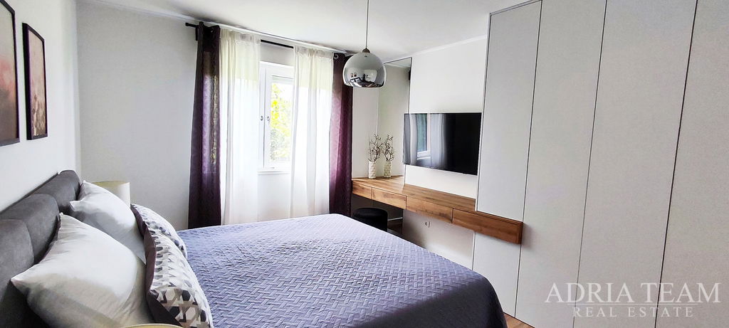 MODERNÝ DVOJIZBOVÝ APARTMÁN SO ZÁHRADOU A GARÁŽOU – LUKORAN, OSTROV UGLJAN