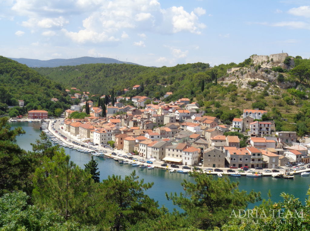 STAVEBNÝ POZEMOK PRE 3 LUXUSNÉ VILY S BAZÉNOM, 2.100 m²– NOVIGRAD