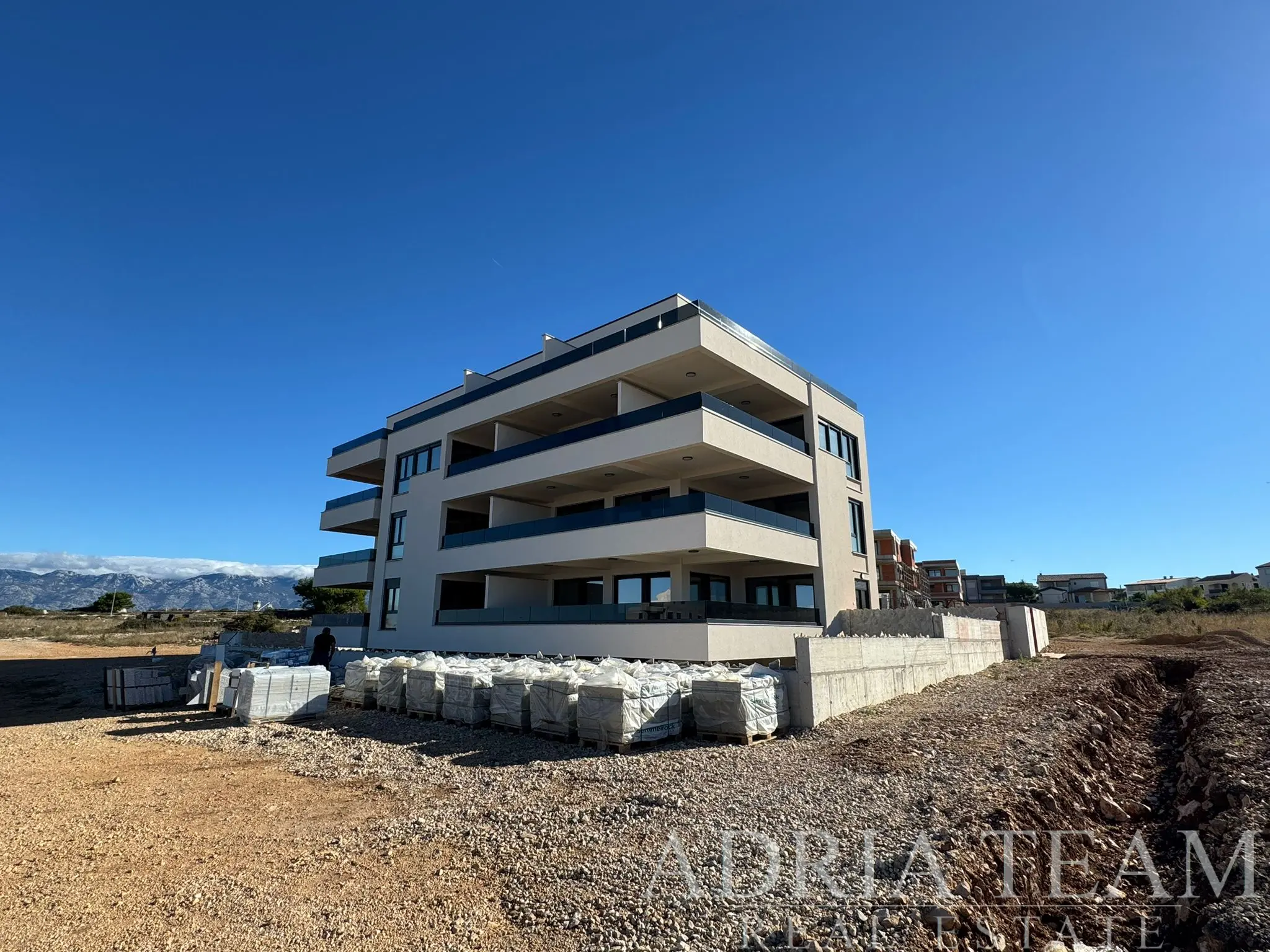 ATRATÍVNA NOVOSTAVBA – 2-IZBOVÝ APARTMÁN S PRIVÁTNYM DVOROM A TERASOU – POVLJANA, PAG