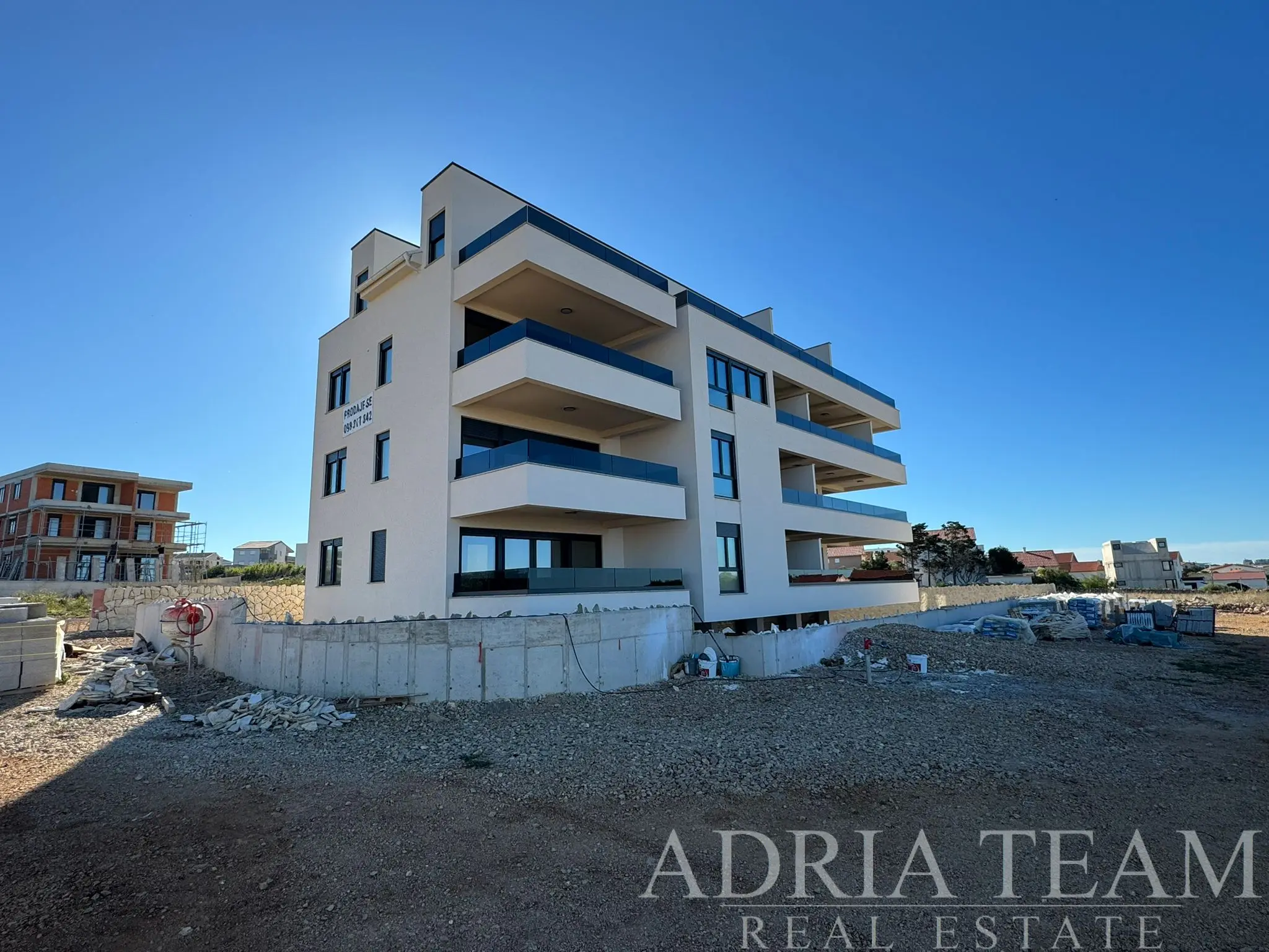 ATRATÍVNA NOVOSTAVBA – 2-IZBOVÝ APARTMÁN S PRIVÁTNYM DVOROM A TERASOU – POVLJANA, PAG