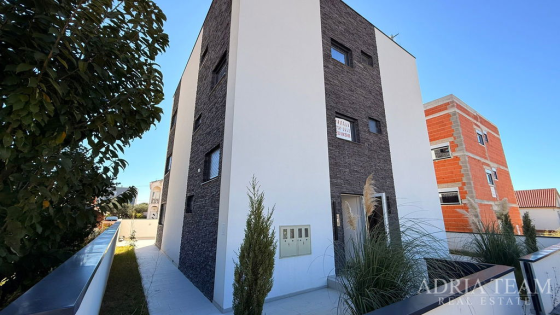 MODERNÝ APARTMÁN NA 1. POSCHODÍ S DVOMA PARKOVACÍMI MIESTAMI – OSTROV VIR nehnuteľnosť na predaj