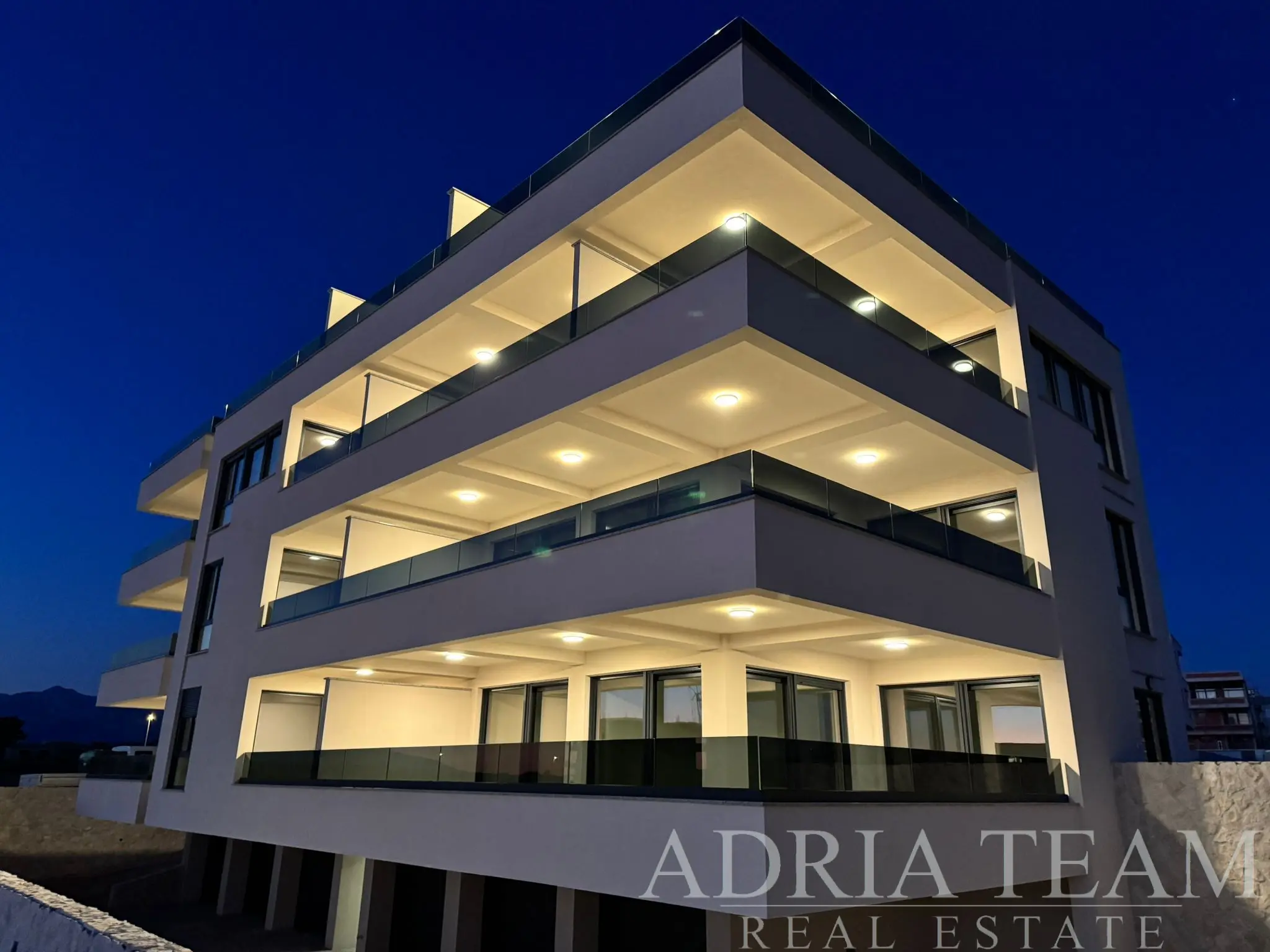 PREMIUM NOVOSTAVBA – DVOJPODLAŽNÝ APARTMÁN S DVOMA TERASAMI – POVLJANA, PAG