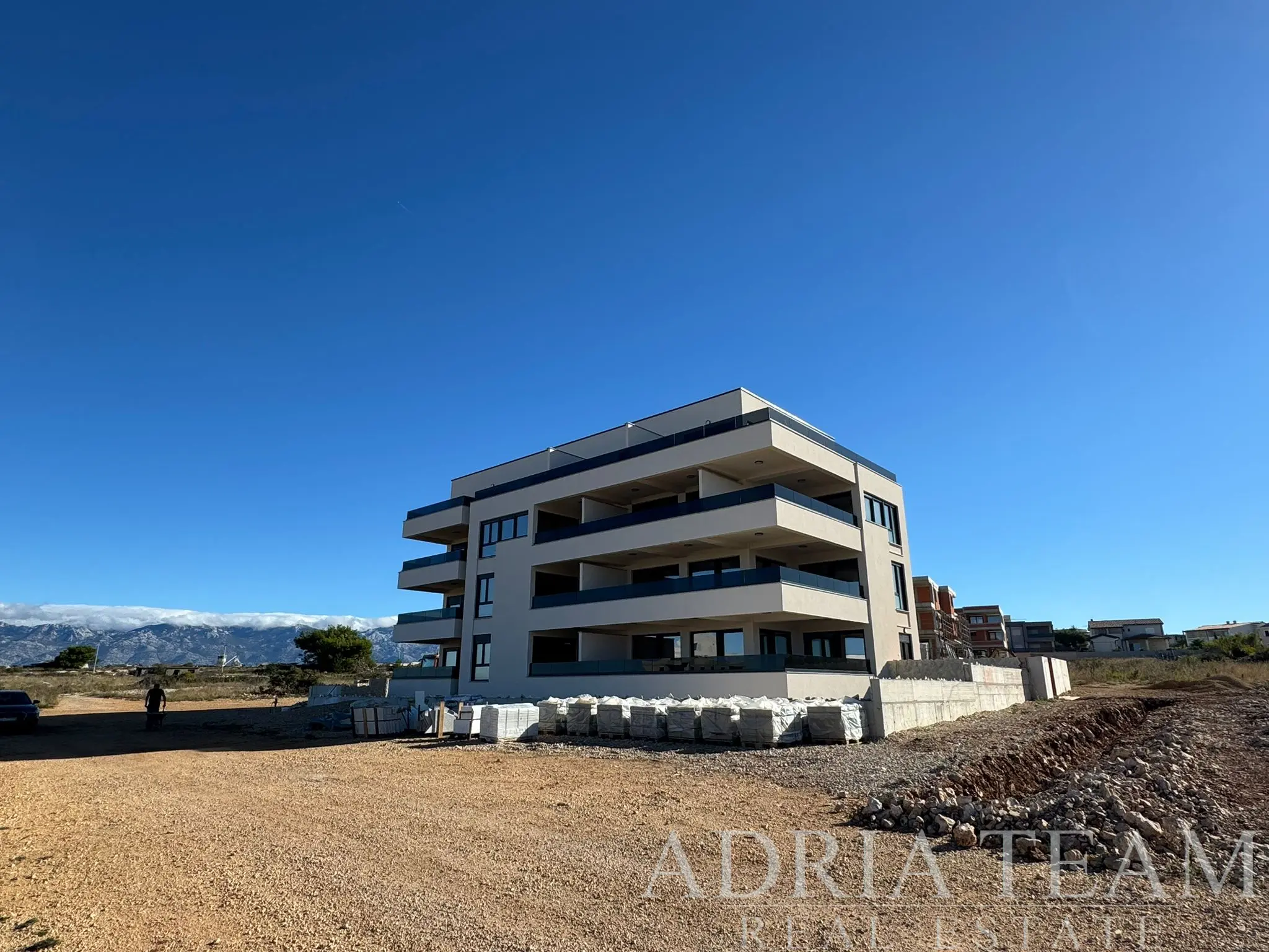 PREMIUM NOVOSTAVBA – DVOJPODLAŽNÝ APARTMÁN S DVOMA TERASAMI – POVLJANA, PAG