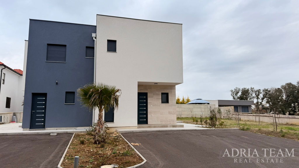 MODERNÝ DVOJBYTOVÝ DOM S2 S BAZÉNOM - ZATON, NIN