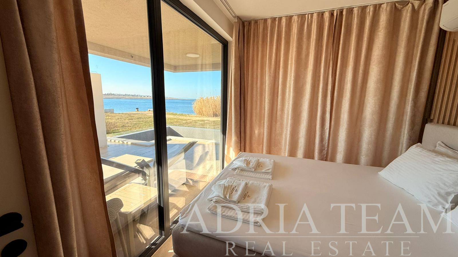 APARTMÁN V PRVOM RADE PRI MORI – POVLJANA, PAG