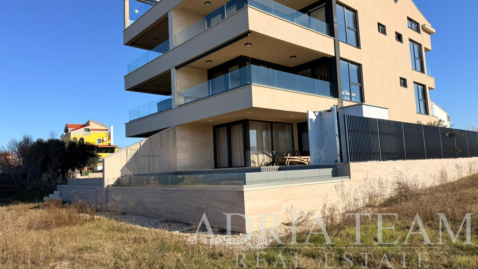 APARTMÁN V PRVOM RADE PRI MORI – POVLJANA, PAG