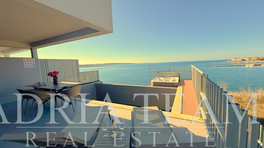 APARTMÁN NA PRÍZEMÍ SO ZÁHRADOU A SÚKROMNÝM BAZÉNOM, PRVÁ RADA PRI MORI - POVLJANA