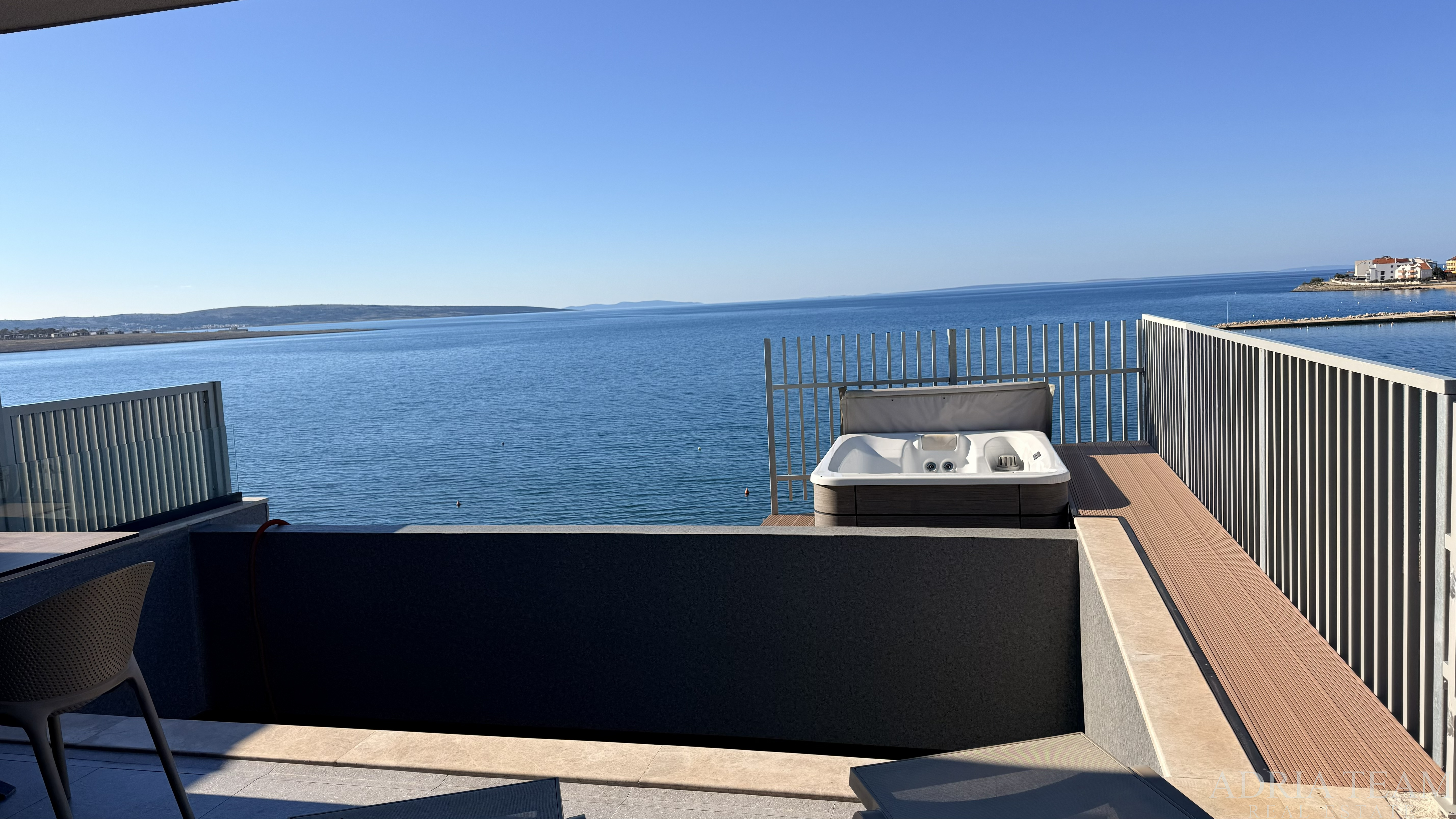 APARTMÁN NA PRÍZEMÍ SO ZÁHRADOU A SÚKROMNÝM BAZÉNOM, PRVÁ RADA PRI MORI - POVLJANA