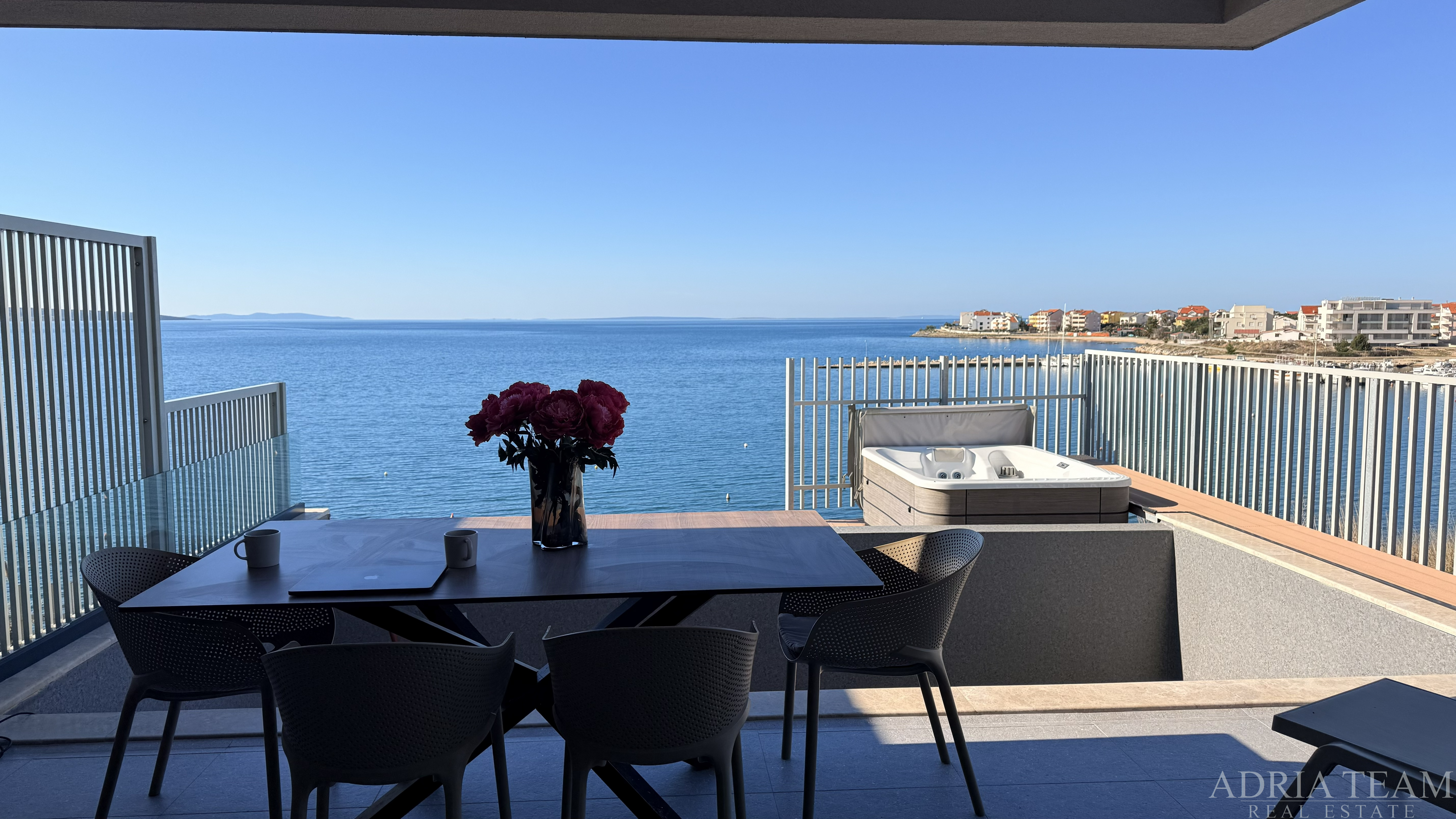 APARTMÁN NA PRÍZEMÍ SO ZÁHRADOU A SÚKROMNÝM BAZÉNOM, PRVÁ RADA PRI MORI - POVLJANA