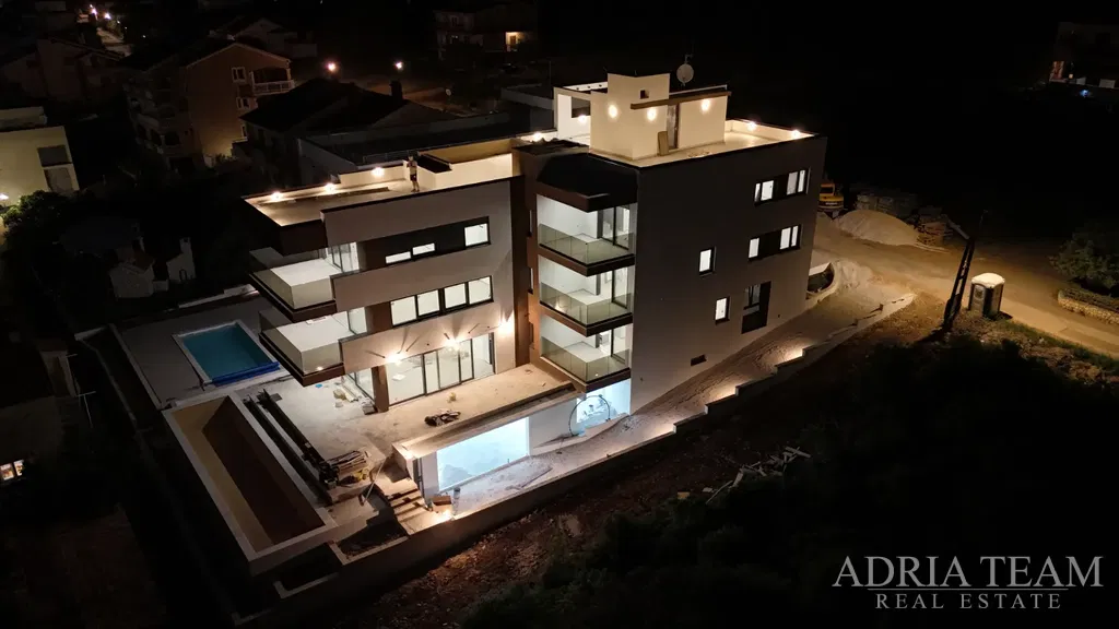 LUXUSNÝ APARTMÁN S2, VZDIALENÝ, 80m OD MORA, NOVOSTAVBA - KOŽINO