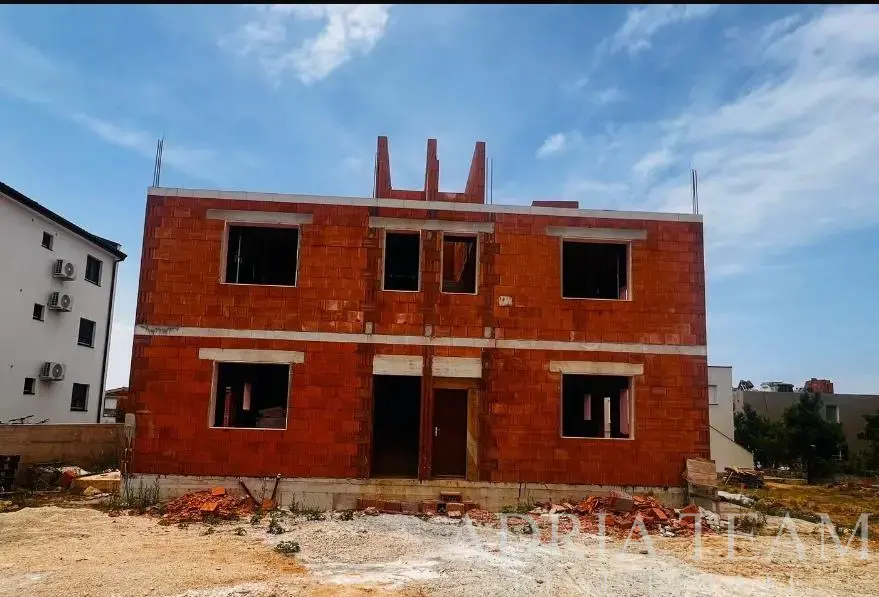 NOVOSTAVBA – 3-IZBOVÝ BYT SO ZÁHRADOU – PRÍZEMIE VPRAVO – OSTROV VIR