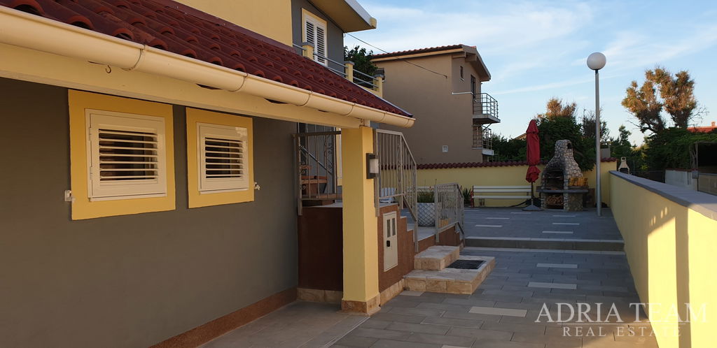 ATRAKTÍVNY APARTMÁNOVÝ DOM V PRVOM RADE PRI MORI – NIN, ŽDRIJAC