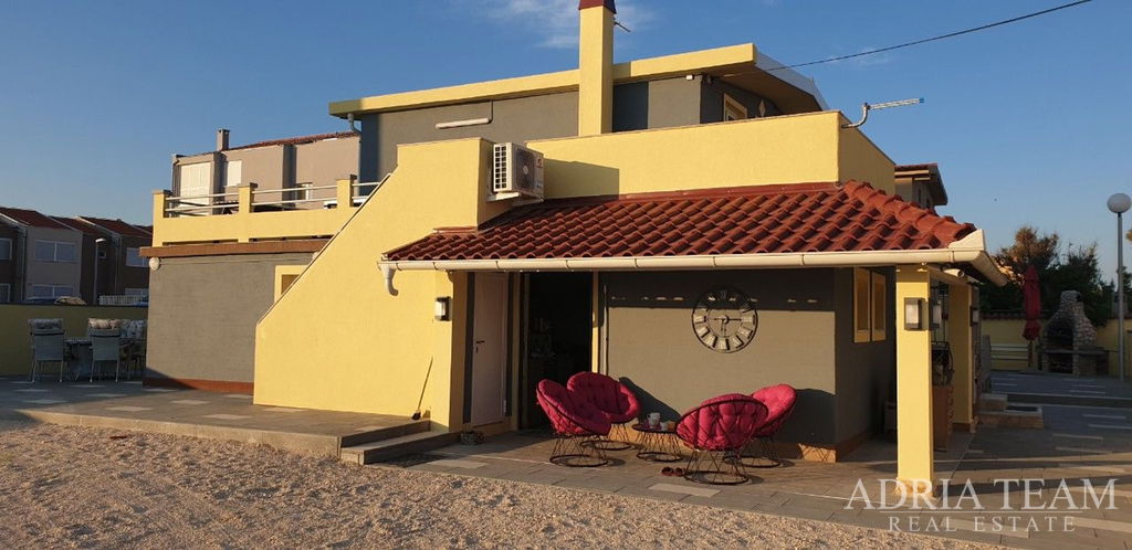 ATRAKTÍVNY APARTMÁNOVÝ DOM V PRVOM RADE PRI MORI – NIN, ŽDRIJAC