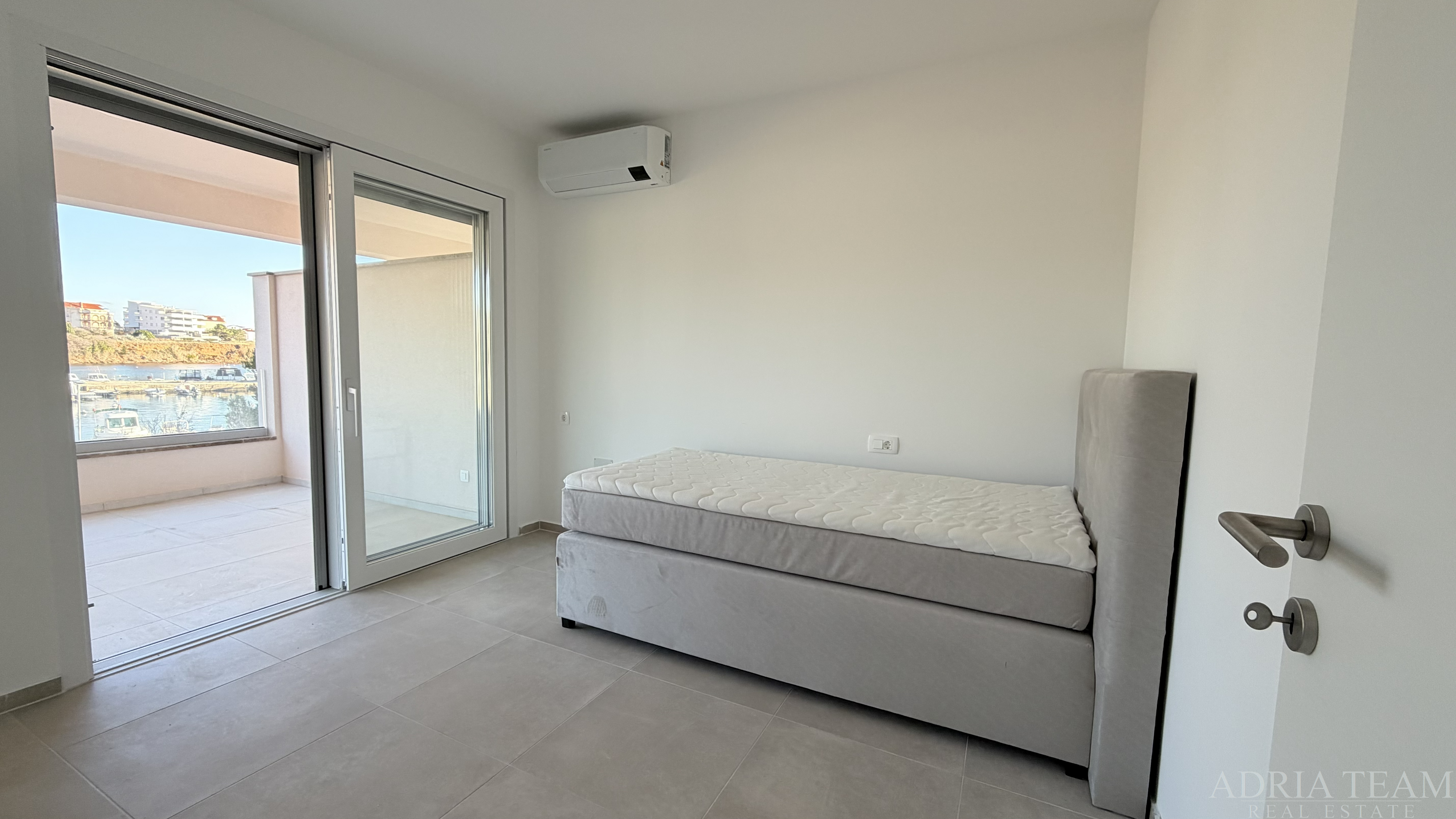 APARTMÁN PRVÝ RAD PRI MORI, OTVORENÝ VÝHĽAD NA MORE – POVLJANA, PAG