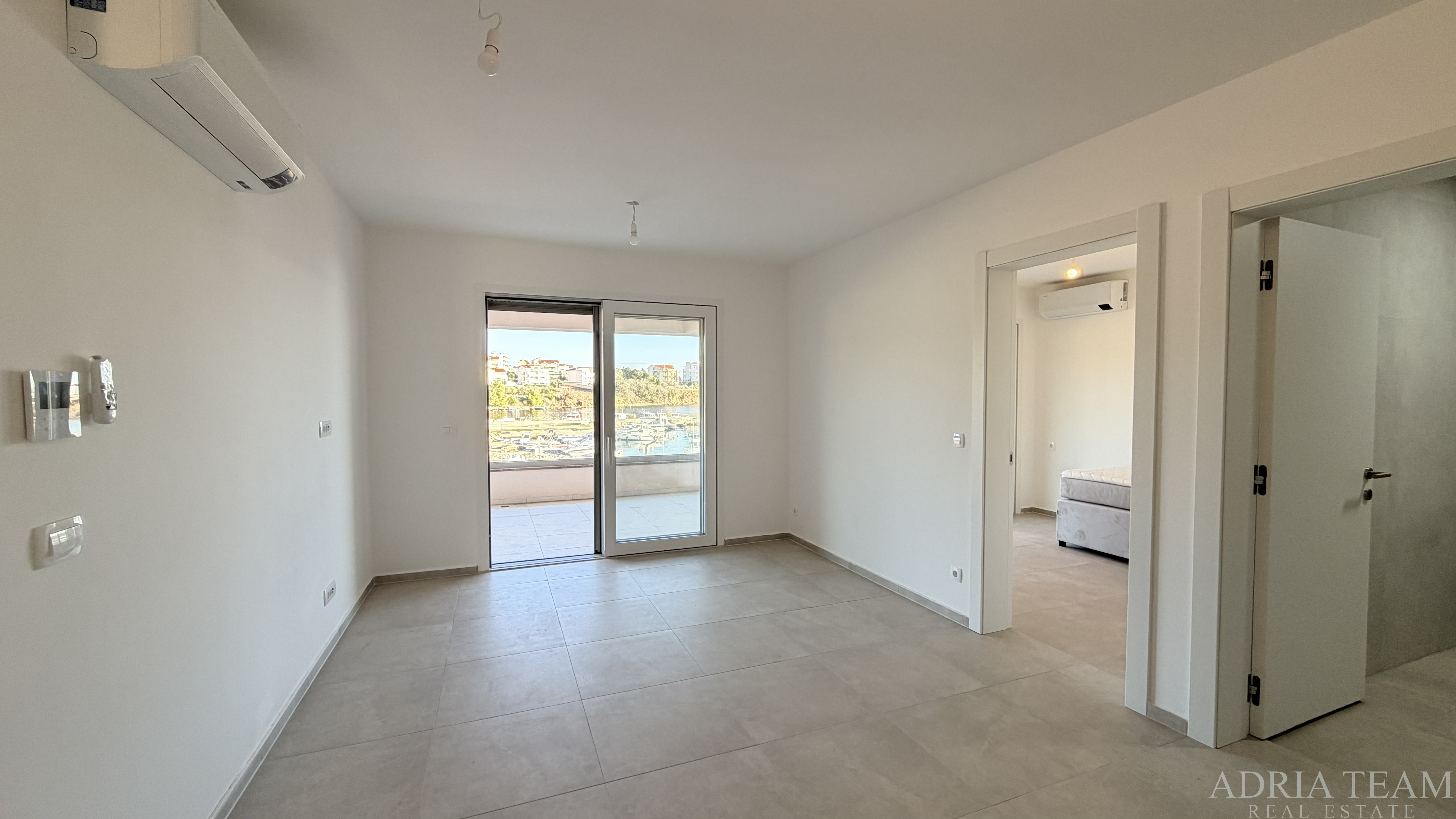 APARTMÁN PRVÝ RAD PRI MORI, OTVORENÝ VÝHĽAD NA MORE – POVLJANA, PAG