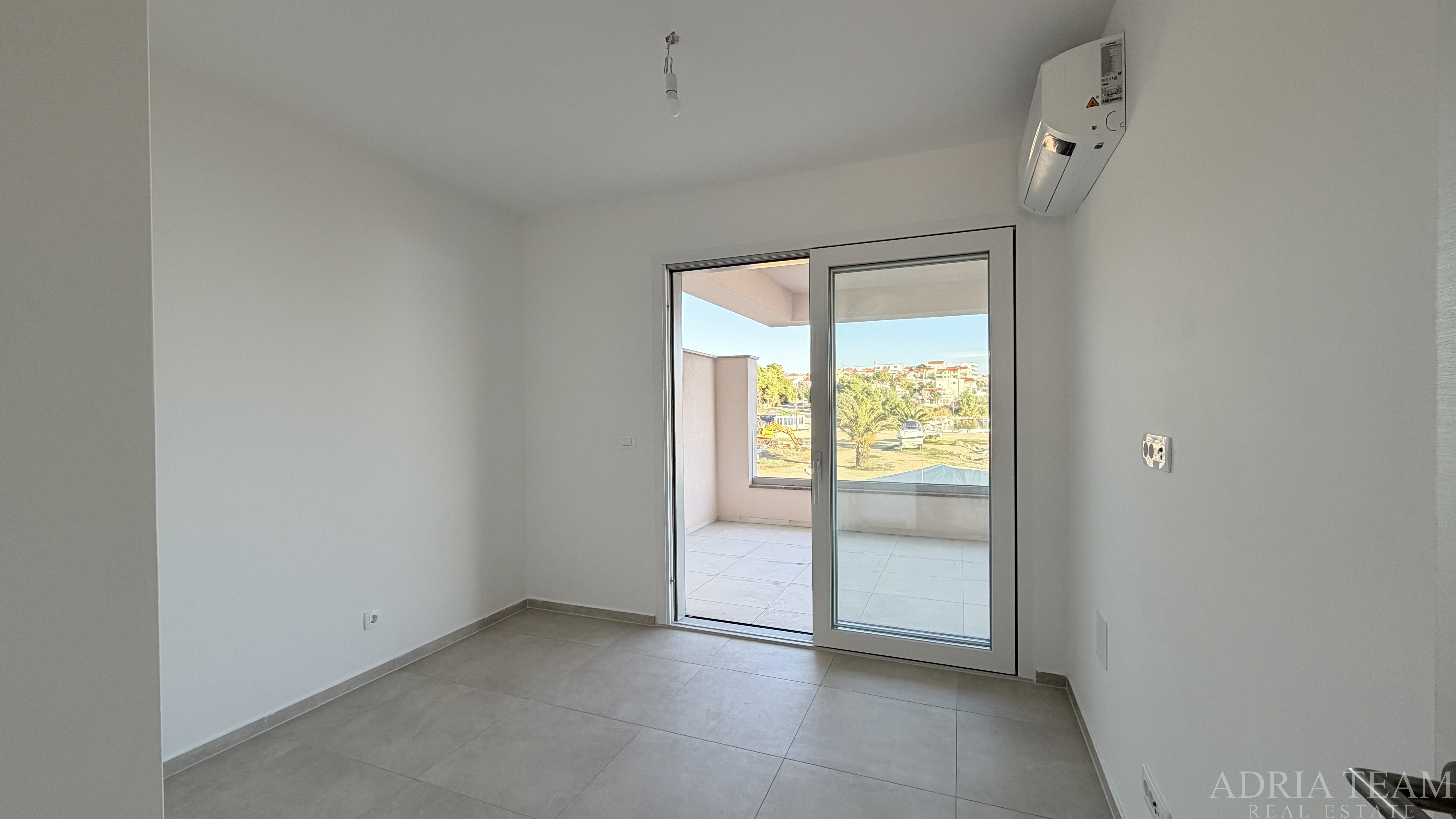 APARTMÁN PRVÝ RAD PRI MORI, OTVORENÝ VÝHĽAD NA MORE – POVLJANA, PAG