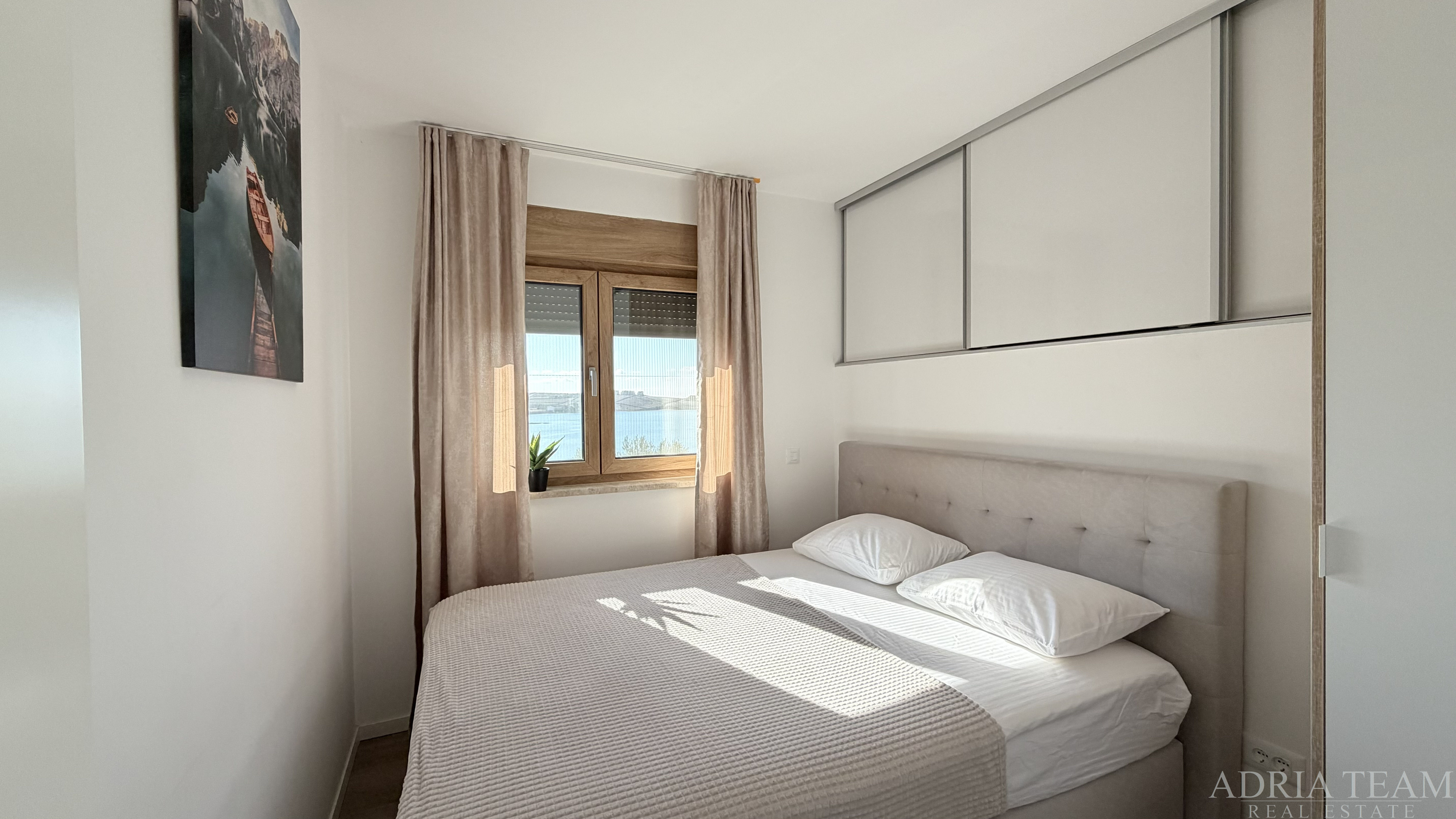 APARTMÁN – 1. POSCHODIE – PRVÝ RAD PRI MORI – VÝHĽAD NA MORE - POVLJANA, PAG