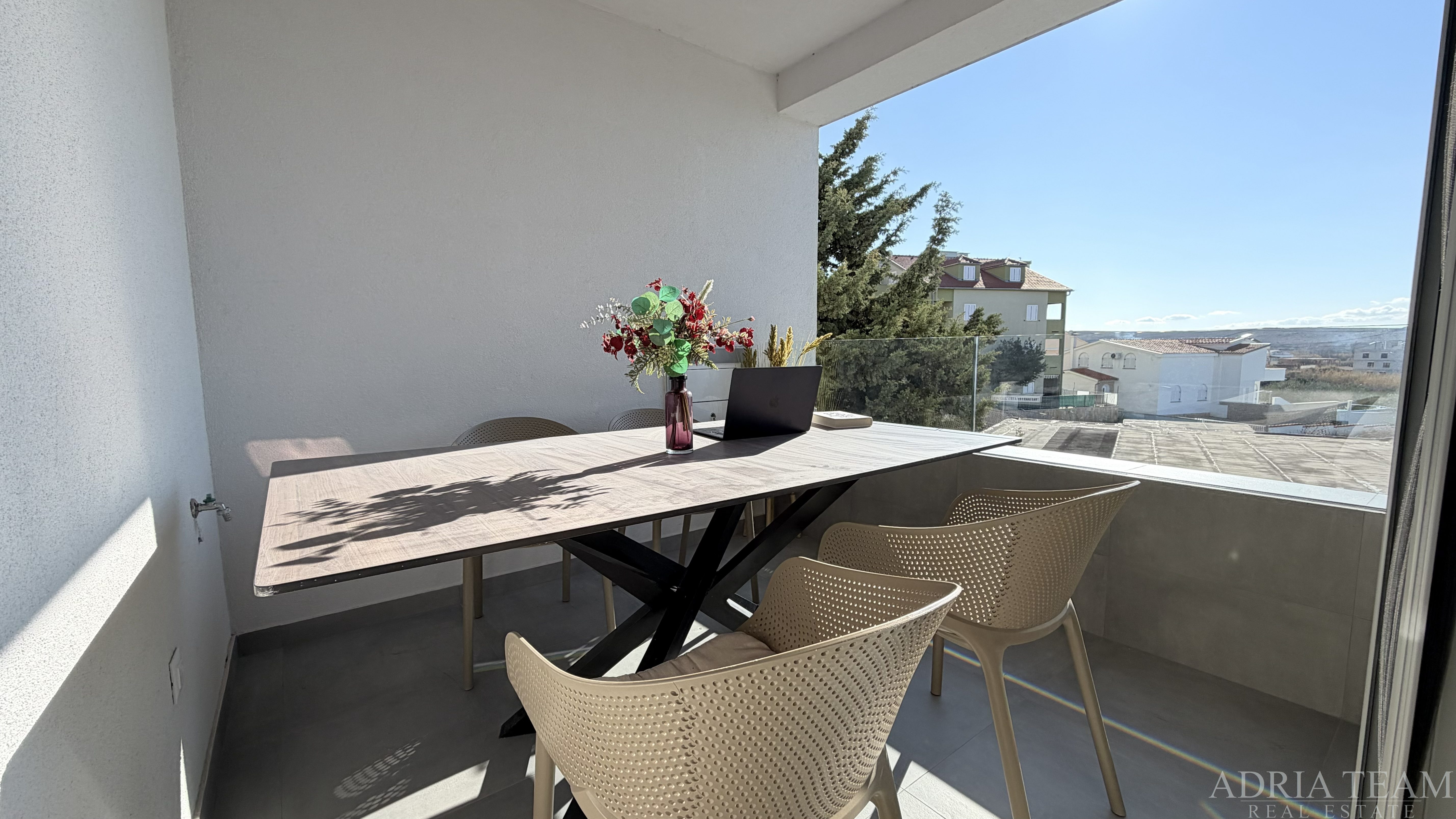 APARTMÁN – 1. POSCHODIE – PRVÝ RAD PRI MORI – VÝHĽAD NA MORE - POVLJANA, PAG