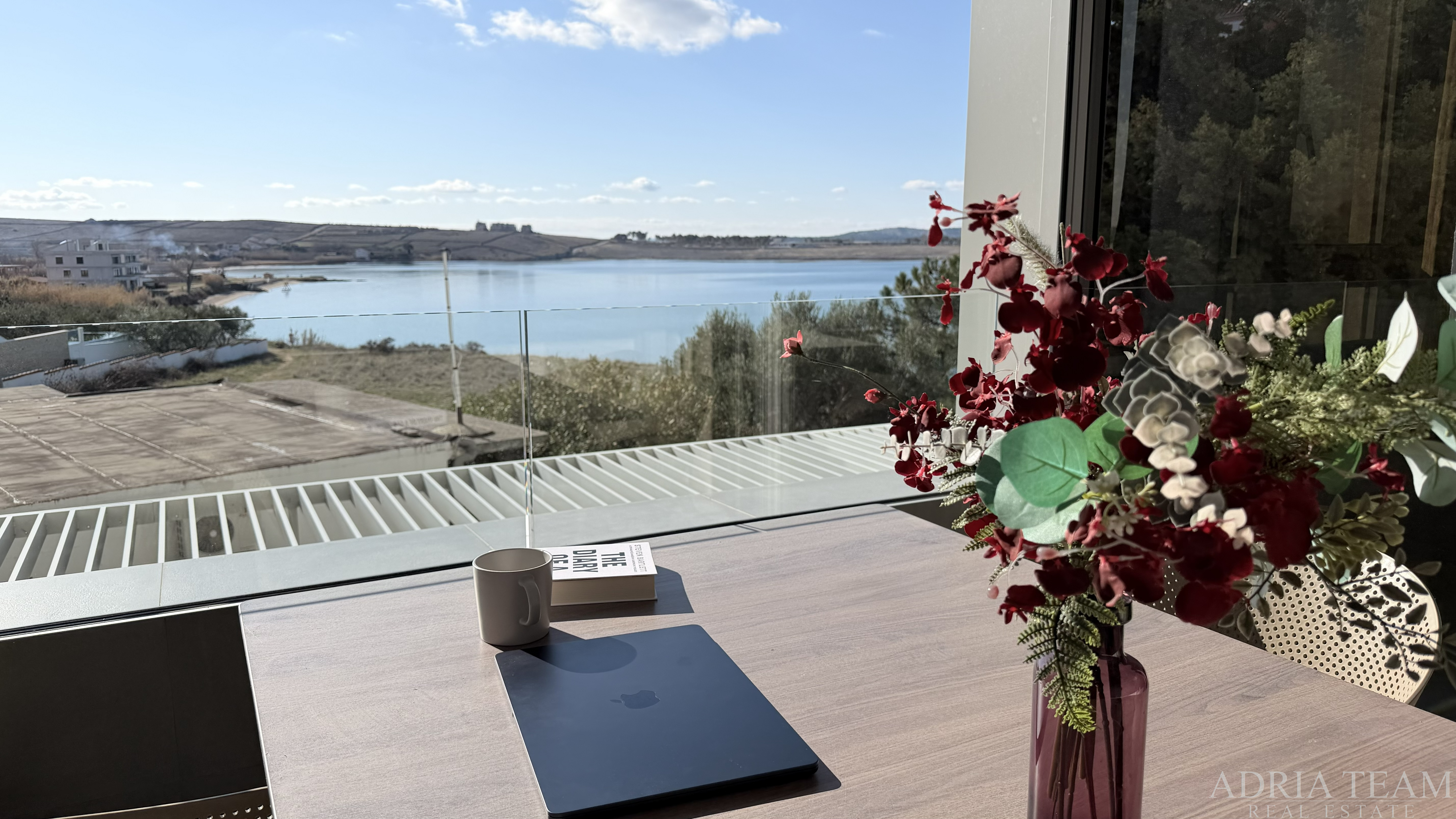 APARTMÁN – 1. POSCHODIE – PRVÝ RAD PRI MORI – VÝHĽAD NA MORE - POVLJANA, PAG