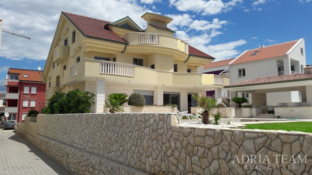 LUXUSNÝ APARTMÁN 105.41m2 S TERASOU A KRBOM – 1. RAD PRI MORI – POVLJANA, PAG