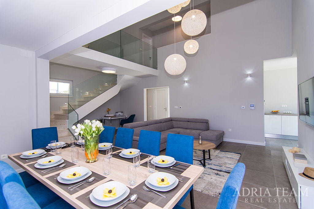 MODERNÁ LUXUSNÁ RODINNÁ VILA 2- 202m2 – 300m OD MORA – KAŠTEL KAMBELOVAC