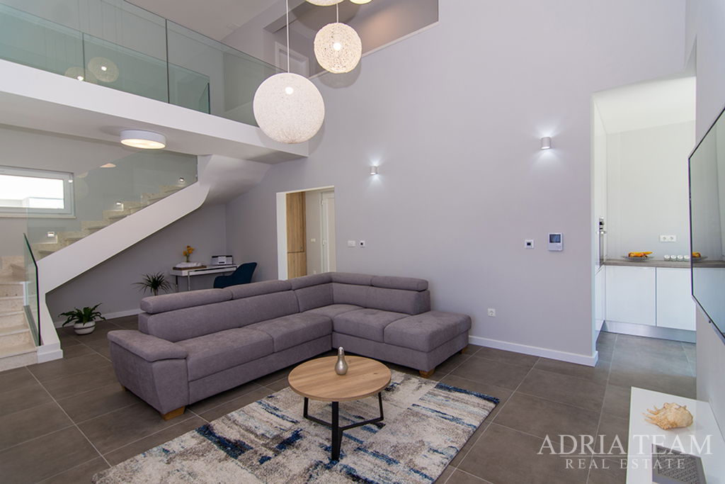 MODERNÁ LUXUSNÁ RODINNÁ VILA 2- 202m2 – 300m OD MORA – KAŠTEL KAMBELOVAC