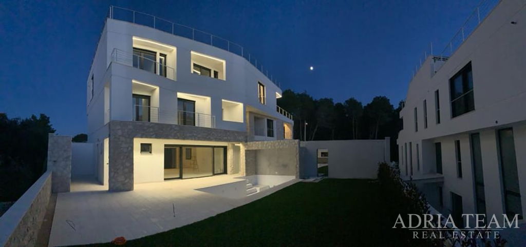 LUXUSNÝ PENTHOUSE SO STREŠNOU TERASOU A VYHRIEVANÝM BAZÉNOM, 100m OD MORA – KOŽINO, ZADAR