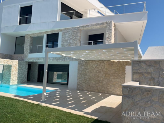 LUXUSNÝ PENTHOUSE SO STREŠNOU TERASOU A VYHRIEVANÝM BAZÉNOM, 100m OD MORA – KOŽINO, ZADAR nehnuteľnosť na predaj